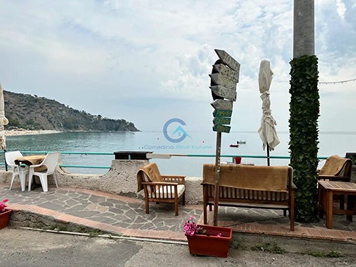 Appartamento trilocale in vendita in Via Raffaele Grillone, Staletti