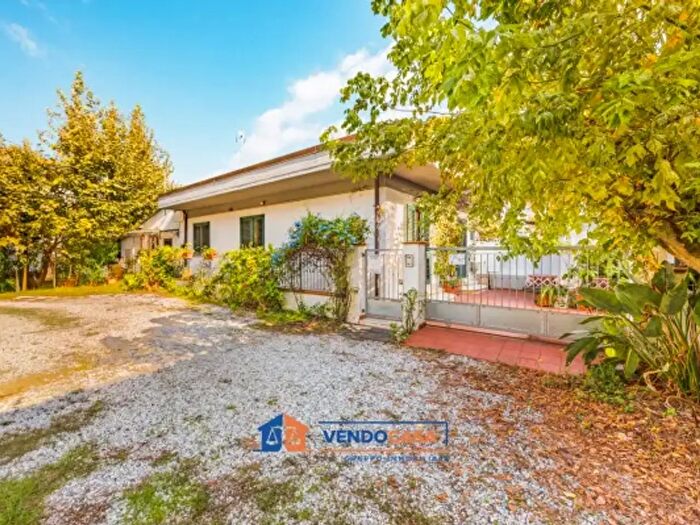 Casa quadrilocale in vendita in Via delle Pinete, Massa
