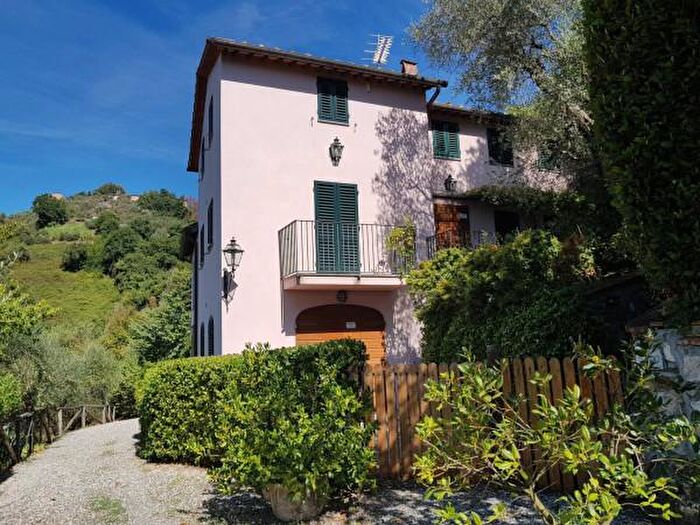 Casa con 6 locali in vendita in Via dei Poveri Vecchi, Lucca