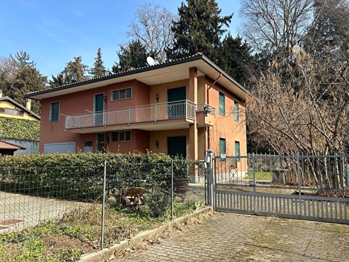 Casa con 9 locali in vendita in Via Vittorio Veneto, Appiano Gentile