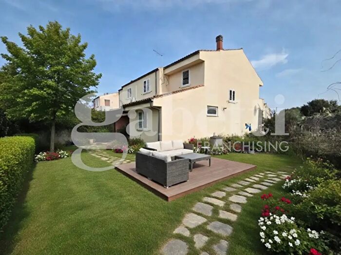 Casa con 5 locali in vendita in Via Thomas Edison, Olbia