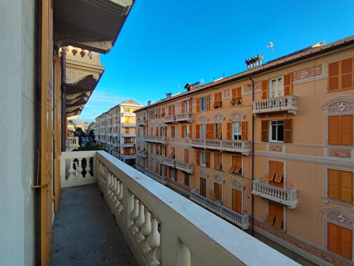 Appartamento con 6 locali in vendita in Via Bettino Ricasoli, Genova