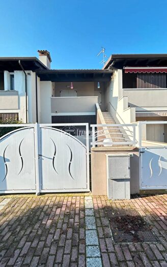 Casa quadrilocale in vendita in Viale Carrà, Comacchio