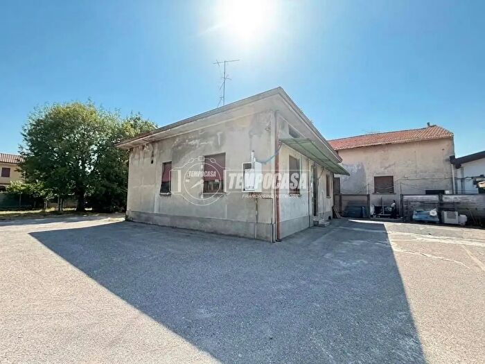 Casa trilocale in vendita in Via Liberta, Lazzate