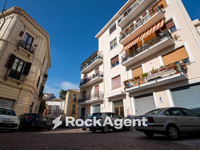 Appartamento con 6 locali in vendita in Vicolo IV Raffaelli, Centro Storico, Catanzaro