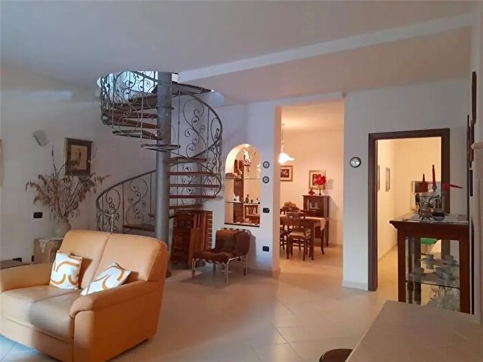 Casa con 7 locali in vendita in Cabras
