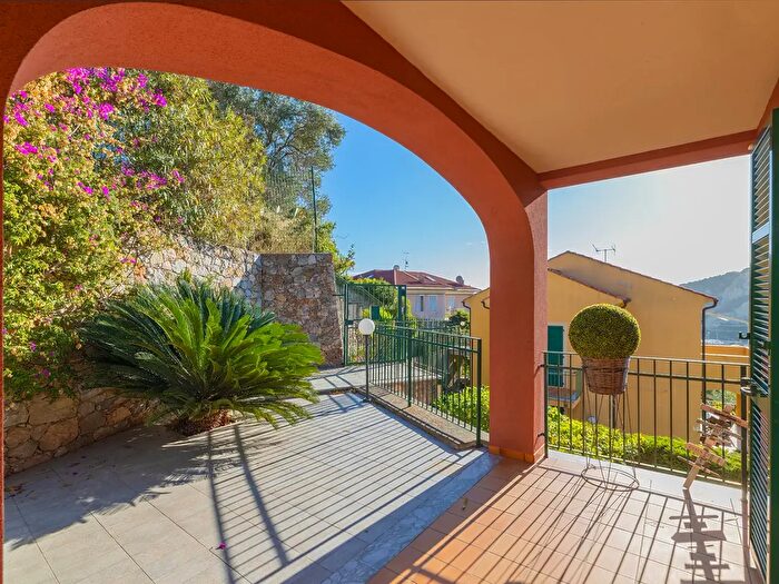 Casa quadrilocale in vendita in Via dei Forti di Legnino, Finale Ligure