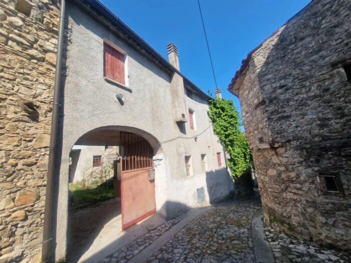 Casa con 6 locali in vendita in Revine Lago