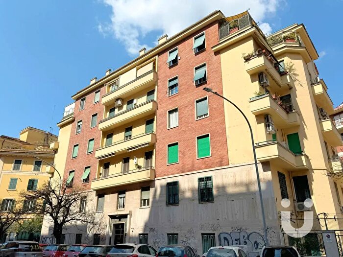 Appartamento trilocale in vendita in Via Vercelli, Roma