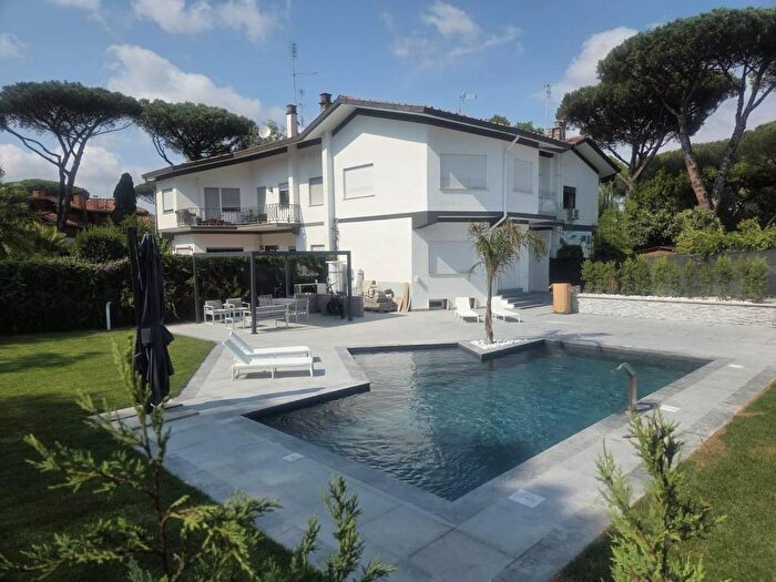 Casa con 5 locali in affitto in Via Demostene, Casal Palocco, Roma