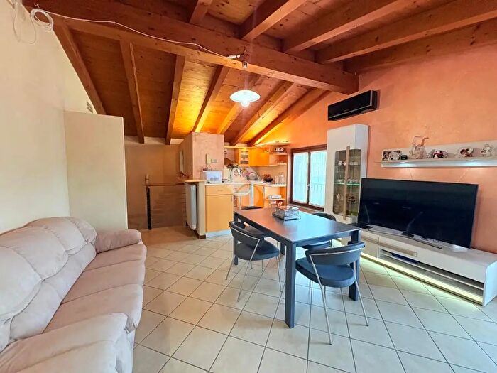 Appartamento trilocale in vendita in Via M Rocco, Lograto