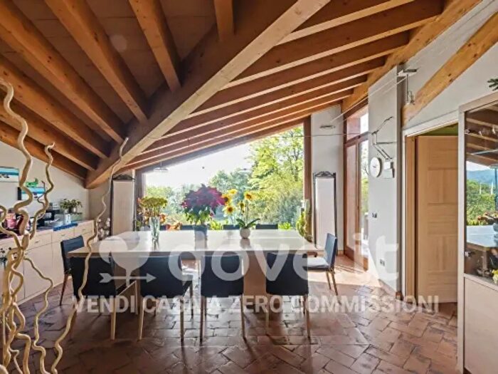 Casa con 6 locali in vendita in Via Vignacce, Gavirate