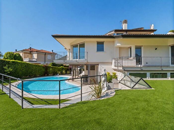 Casa con 6 locali in affitto in Via San Pietro, Roé, Roè Volciano