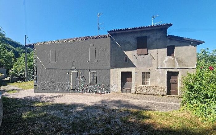 Casa con 6 locali in vendita in Montese