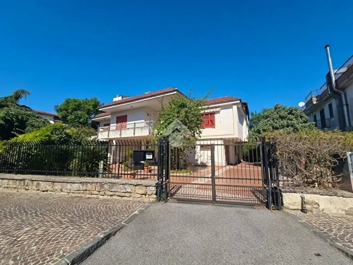 Casa con 8 locali in vendita in Via G Marconi, Mariglianella
