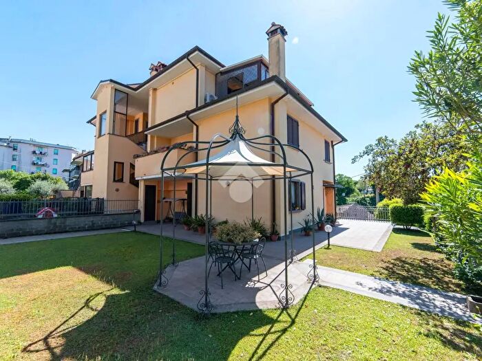 Appartamento con 10 locali in vendita in Via Matteo Giovannetti, Viterbo