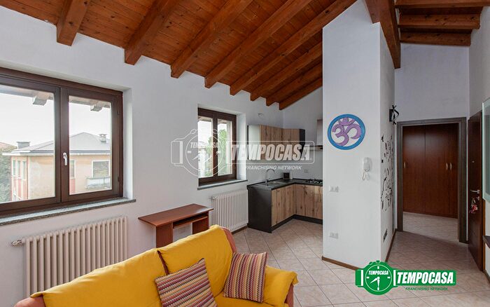 Appartamento trilocale in vendita in Via Giovanni Magistrini, Momo