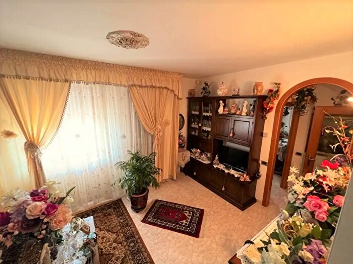 Casa con 7 locali in vendita in Cecina