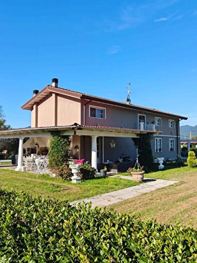 Casa con 11 locali in vendita in Villafranca In Lunigiana