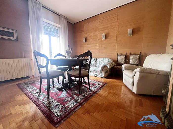 Casa con 8 locali in vendita in Terni