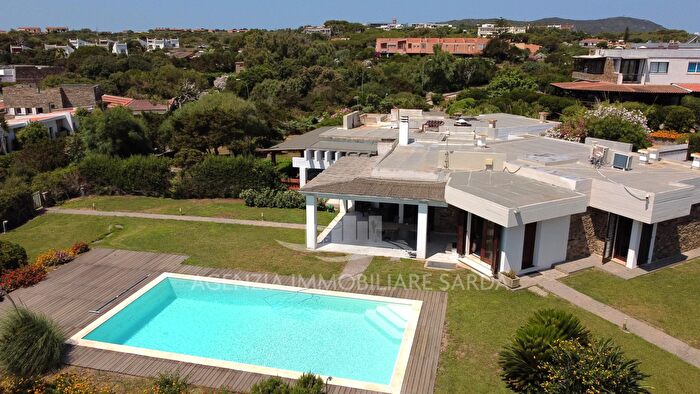 Casa con 9 locali in vendita in Stintino