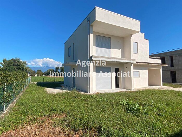 Casa quadrilocale in vendita in Via Alcide De Gasperi, Loria