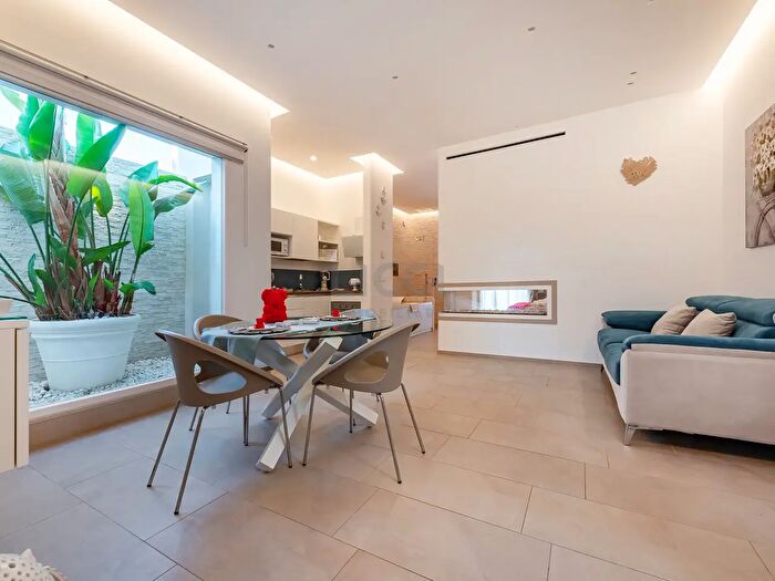 Appartamento con 6 locali in vendita in Via Fratelli Bandiera, Monopoli