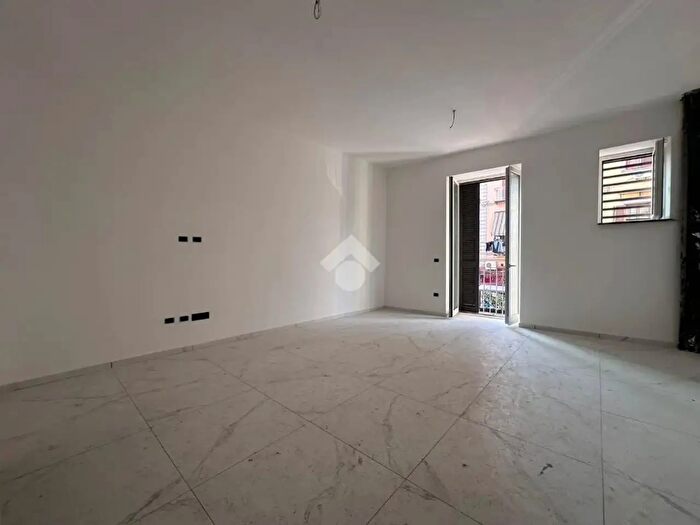 Appartamento trilocale in vendita in Via Ss Giovanni E Paolo, Napoli