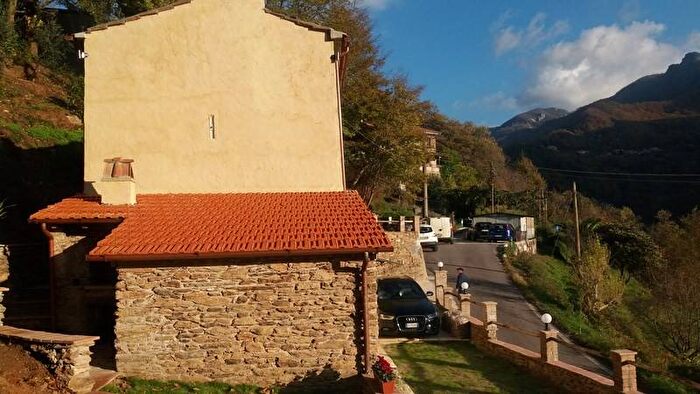 Casa trilocale in affitto in Via Sughere, Seravezza