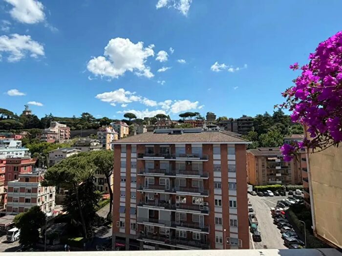 Appartamento trilocale in vendita in Via Angelo Emo, Roma