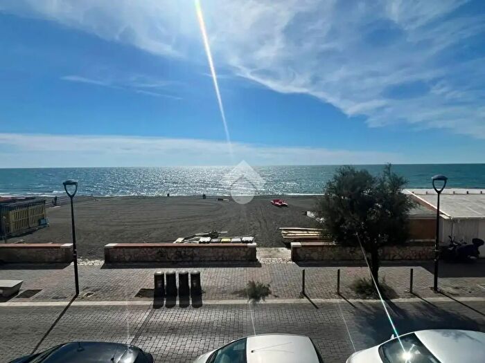Appartamento trilocale in vendita in Lungomare R Elena, Ladispoli