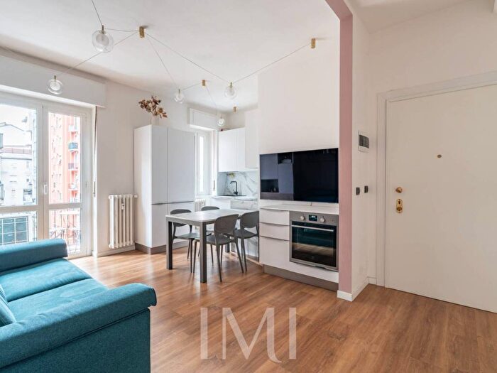 Appartamento trilocale in affitto in Via Tito Vignoli, Giambellino, Milano