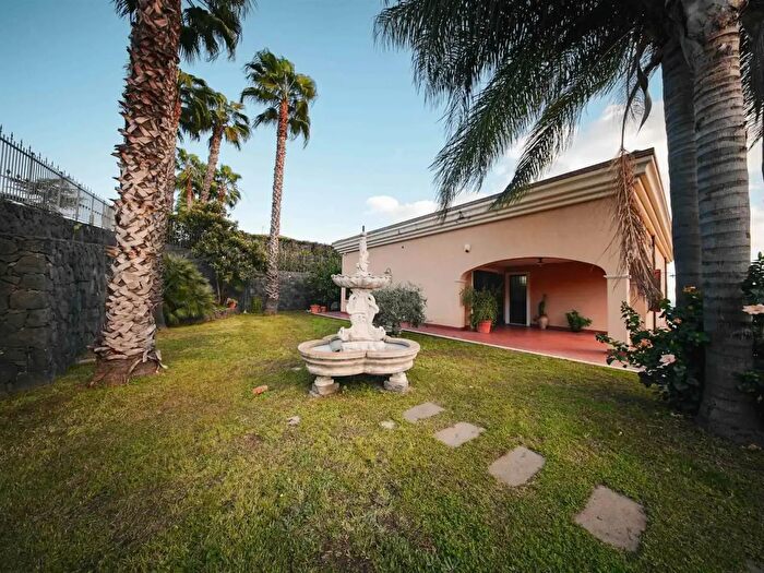 Casa con 7 locali in vendita in Via Monti, San Giovanni La Punta