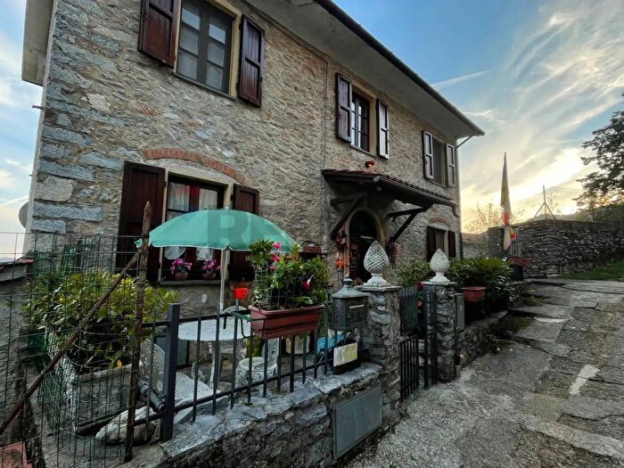Casa con 8 locali in vendita in Via Croce, Seravezza