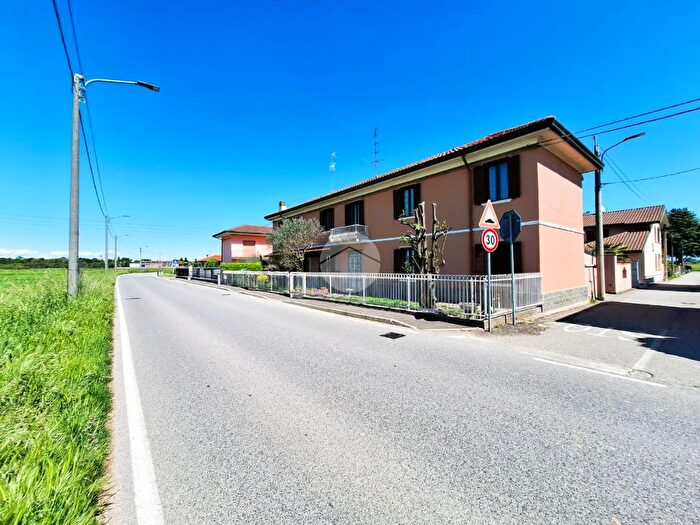 Casa quadrilocale in vendita in Via Milano, Bernate Ticino