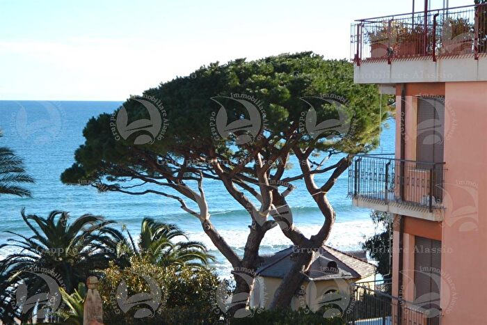 Appartamento trilocale in vendita in Via Giuseppe Garibaldi, Alassio