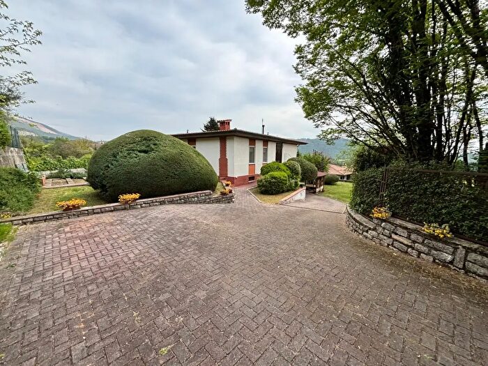 Casa con 6 locali in vendita in Botticino