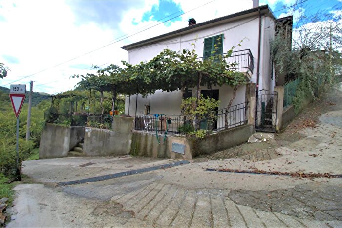 Casa con 10 locali in vendita in Fivizzano