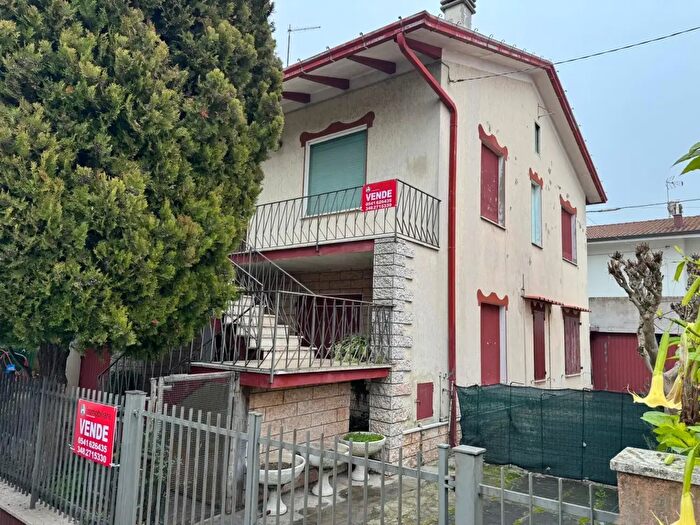 Casa con 8 locali in vendita in Savignano Sul Rubicone