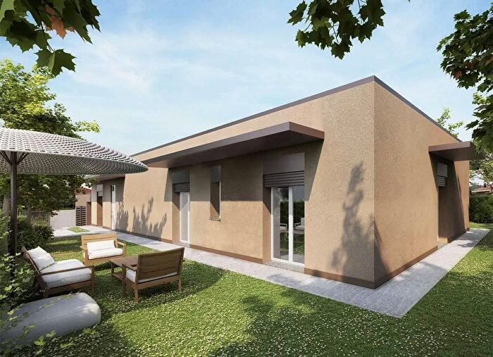 Casa con 5 locali in vendita in Via Puccini Snc Montano Lucino, Montano Lucino