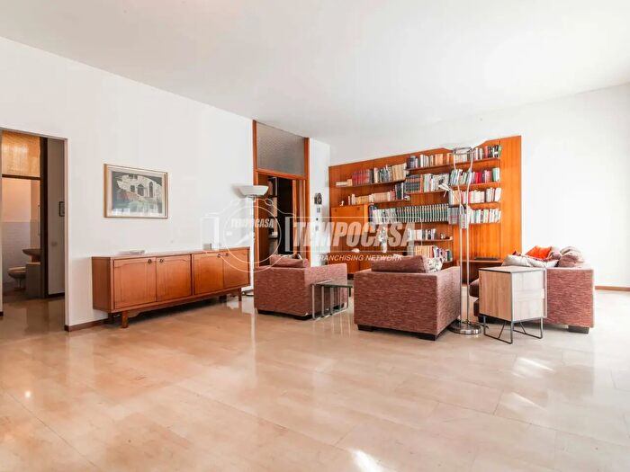 Appartamento quadrilocale in vendita in Via Carcano, Saronno
