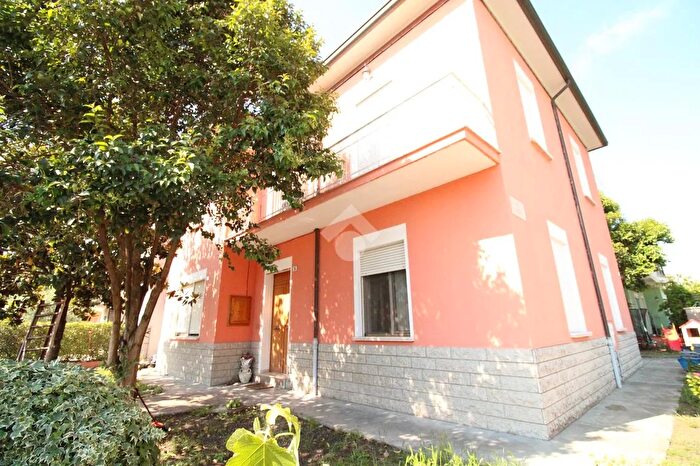 Casa con 7 locali in vendita in Via De Gasperi, Gambettola