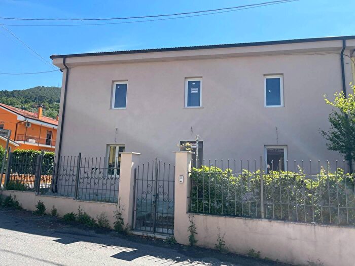 Casa con 6 locali in vendita in Via Trevi Terni, Terni