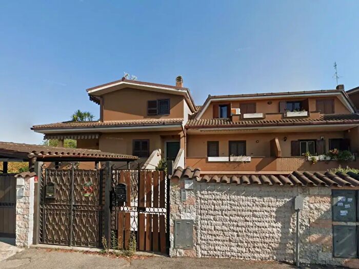 Casa quadrilocale in vendita in Via Alberico Crescitelli, Roma