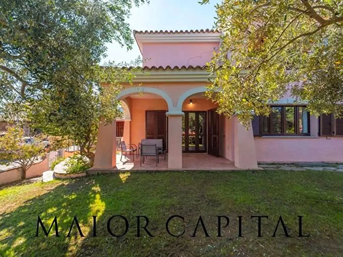 Casa con 6 locali in vendita in San Teodoro