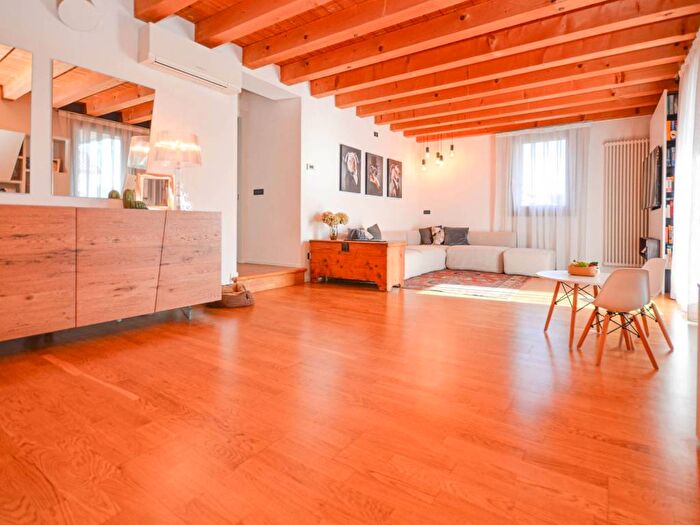 Appartamento con 5 locali in vendita in Piazza Guglielmo Marconi, Centro, Sandrigo
