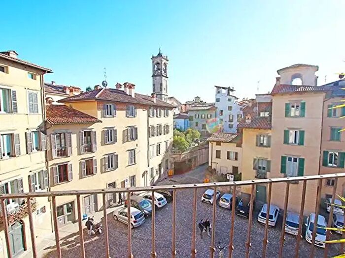 Appartamento trilocale in vendita in Piazza Mercato del Fieno, Bergamo
