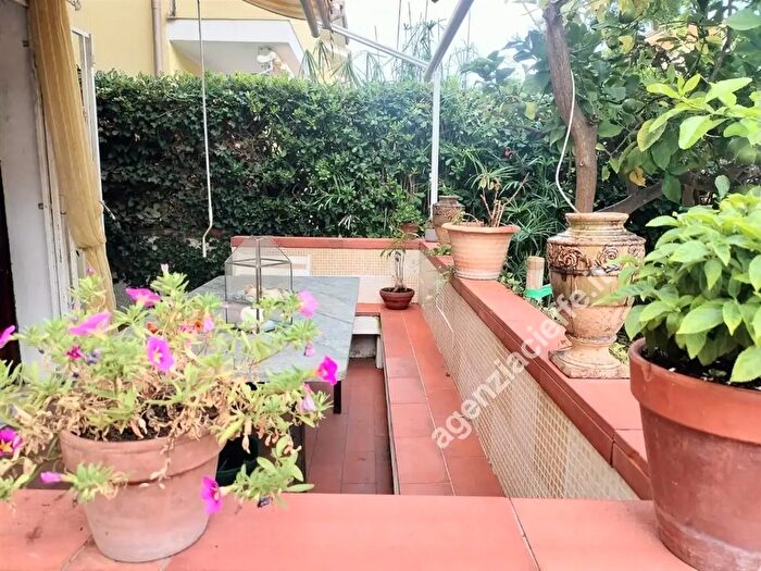 Casa con 5 locali in vendita in Massa
