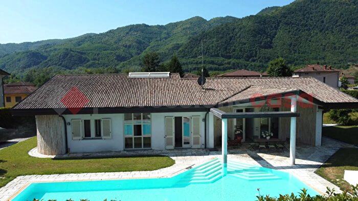 Casa con 6 locali in vendita in Via del Pruno Snc, Coreglia Antelminelli