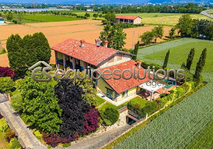 Casa con 7 locali in vendita in Piazza Camozzi, Grumello Del Monte